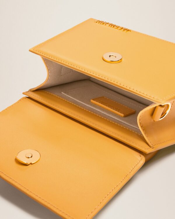 23E213BA002-3060-290_14.jpg Jacquemus Le Chiquito moyen Signature handbag.