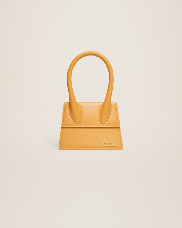 23E213BA002-3060-290_1_main.jpg Jacquemus Le Chiquito moyen Signature handbag.