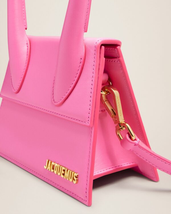 23E213BA002-3060-430_13.jpg Jacquemus Le Chiquito moyen Signature handbag.