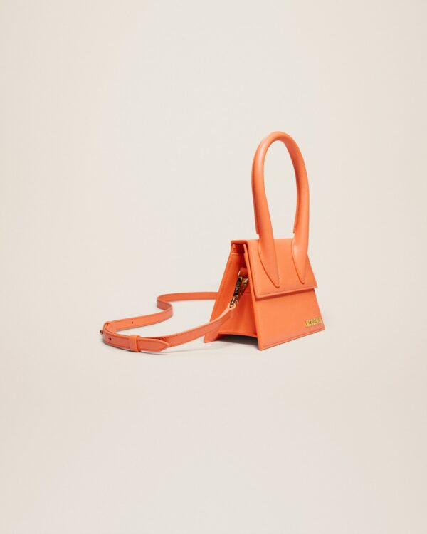 23E213BA002-3060-752_11.jpg Jacquemus Le Chiquito moyen Signature handbag.