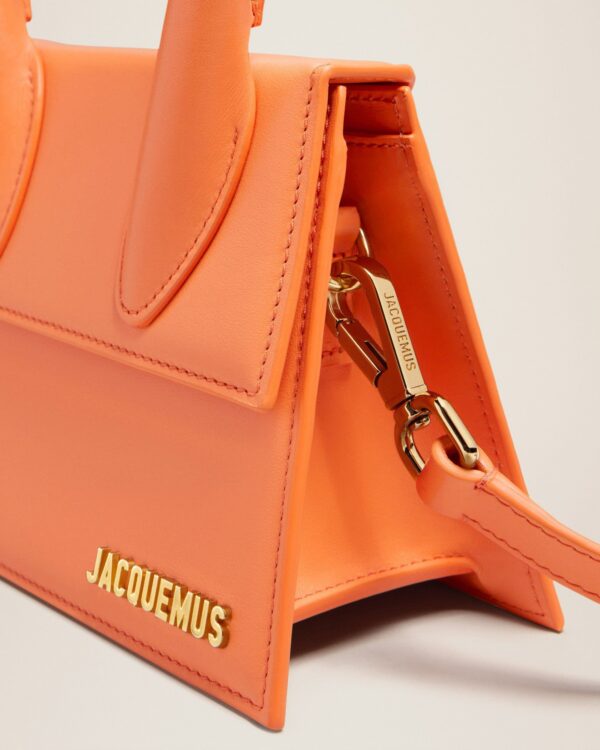 23E213BA002-3060-752_13.jpg Jacquemus Le Chiquito moyen Signature handbag.