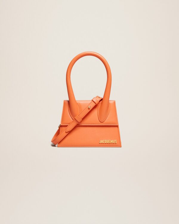 23E213BA002-3060-752_1_main.jpg Jacquemus Le Chiquito moyen Signature handbag.