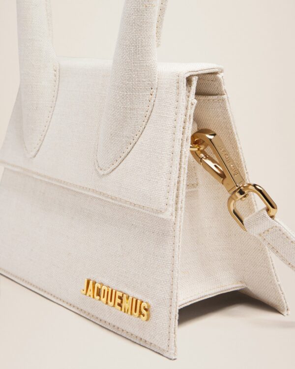 Jacquemus Le Chiquito moyen  Signature handbag.