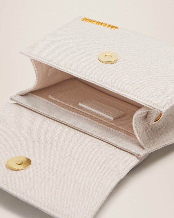 Jacquemus Le Chiquito moyen  Signature handbag.