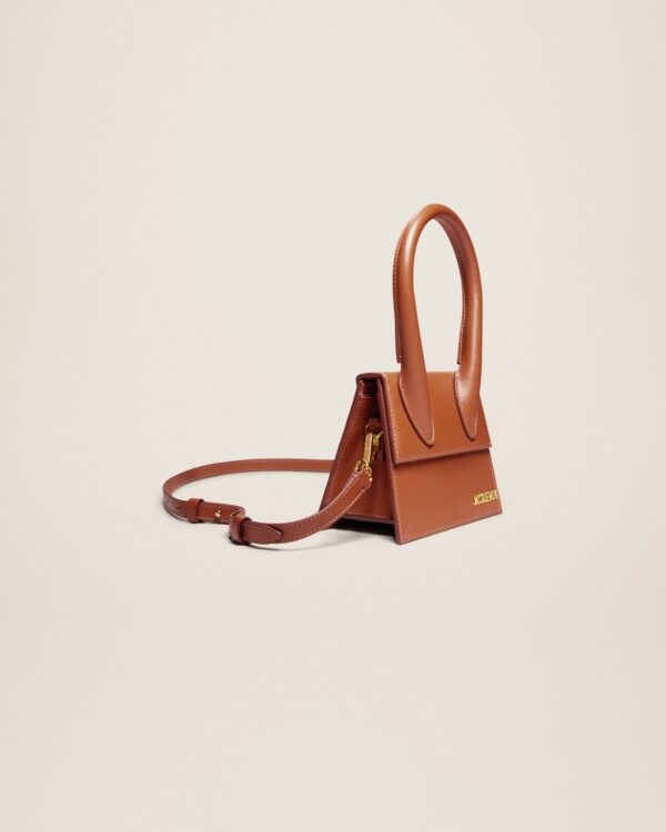 Jacquemus Le Chiquito moyen  Signature handbag.