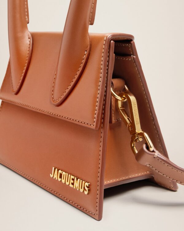 Jacquemus Le Chiquito moyen  Signature handbag.