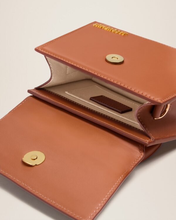 Jacquemus Le Chiquito moyen  Signature handbag.