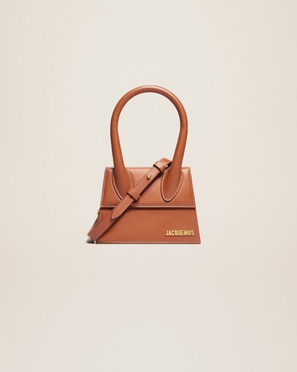 Jacquemus Le Chiquito moyen  Signature handbag.