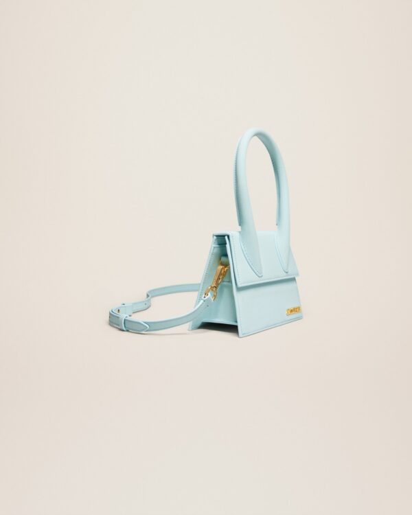 Jacquemus Le Chiquito moyen  Signature handbag.