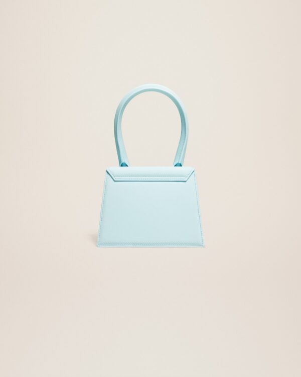 Jacquemus Le Chiquito moyen  Signature handbag.
