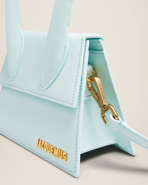 Jacquemus Le Chiquito moyen  Signature handbag.
