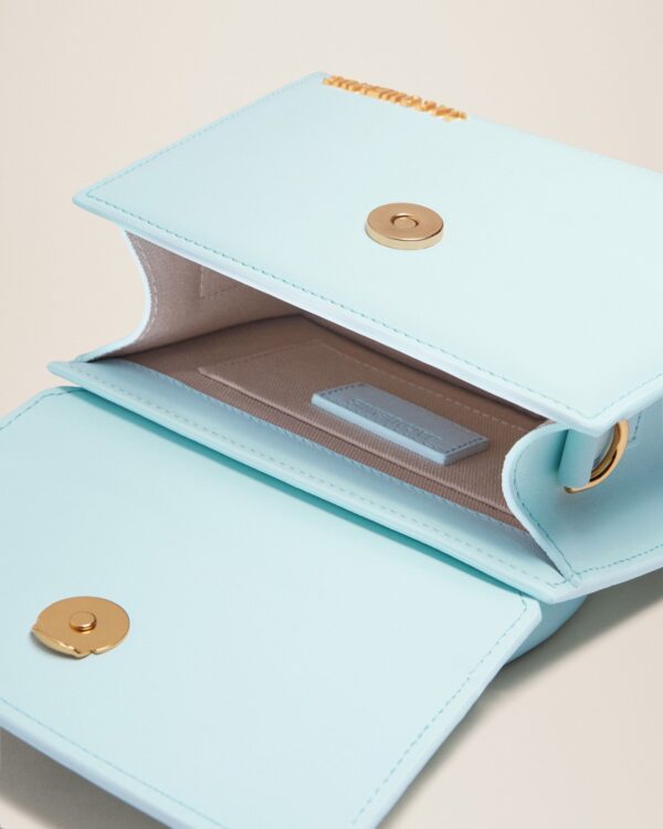 Jacquemus Le Chiquito moyen  Signature handbag.