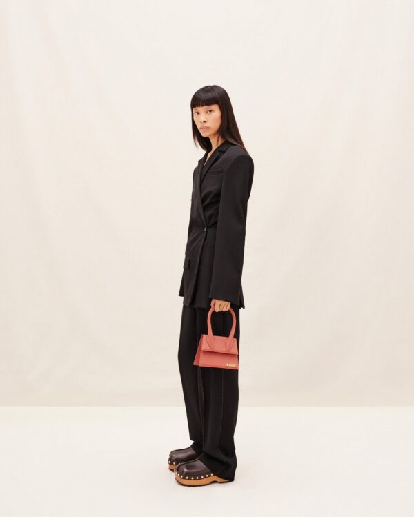 23E213BA002-3088-480_10-scaled-1.jpg Jacquemus Le Chiquito moyen Leather handbag.