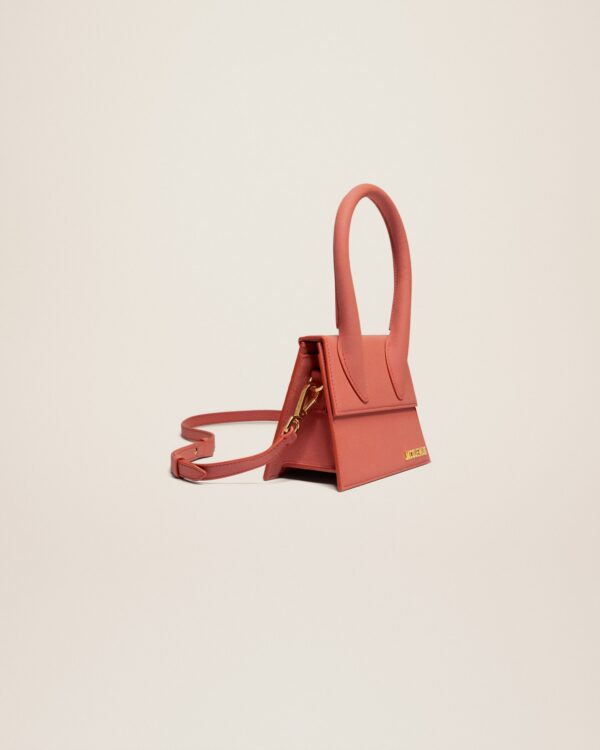23E213BA002-3088-480_11.jpg Jacquemus Le Chiquito moyen Leather handbag.