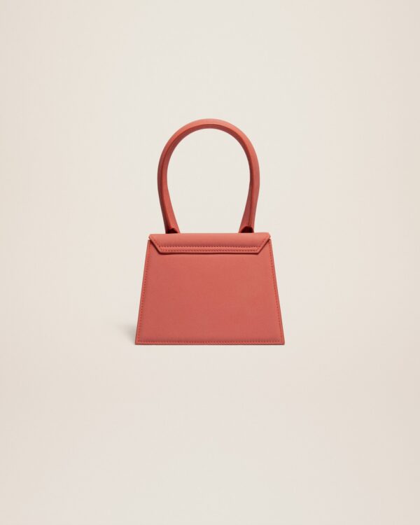 23E213BA002-3088-480_12.jpg Jacquemus Le Chiquito moyen Leather handbag.