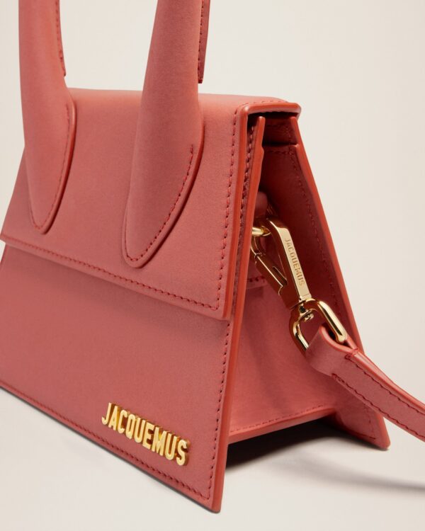 23E213BA002-3088-480_13.jpg Jacquemus Le Chiquito moyen Leather handbag.