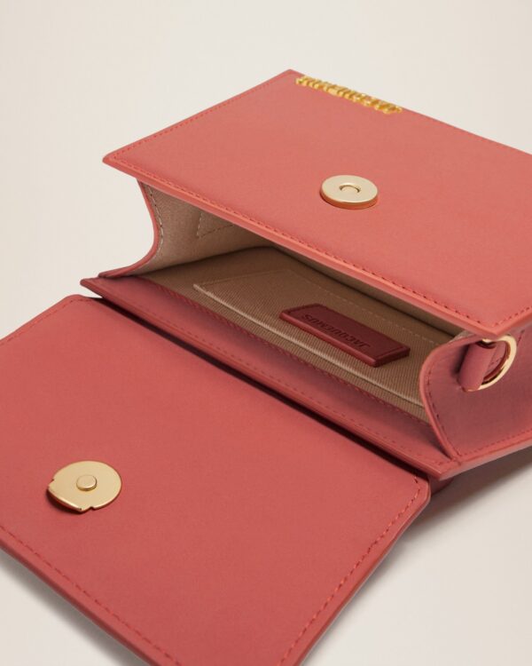 23E213BA002-3088-480_14.jpg Jacquemus Le Chiquito moyen Leather handbag.
