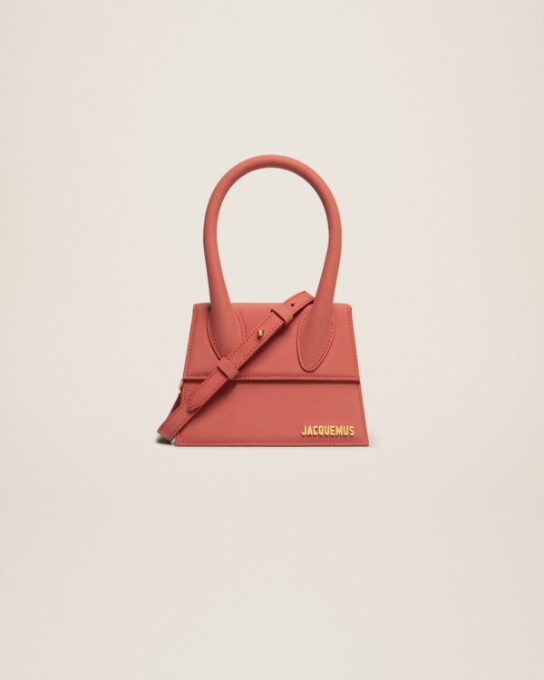 23E213BA002-3088-480_1_main.jpg Jacquemus Le Chiquito moyen Leather handbag.