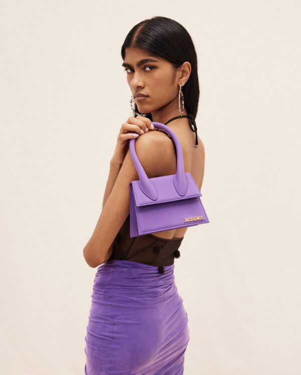 23E213BA002-3088-650_10-scaled-1.jpg Jacquemus Le Chiquito moyen Signature handbag.