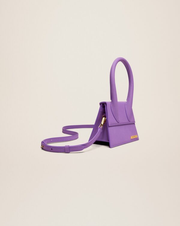 23E213BA002-3088-650_11.jpg Jacquemus Le Chiquito moyen Signature handbag.