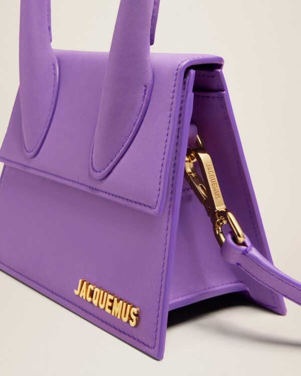 23E213BA002-3088-650_13.jpg Jacquemus Le Chiquito moyen Signature handbag.