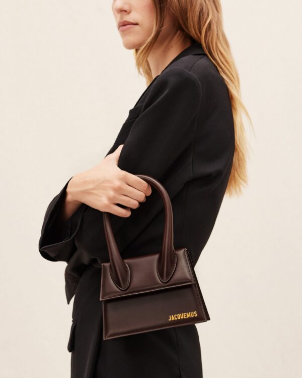 Jacquemus Le Chiquito moyen  Signature handbag.