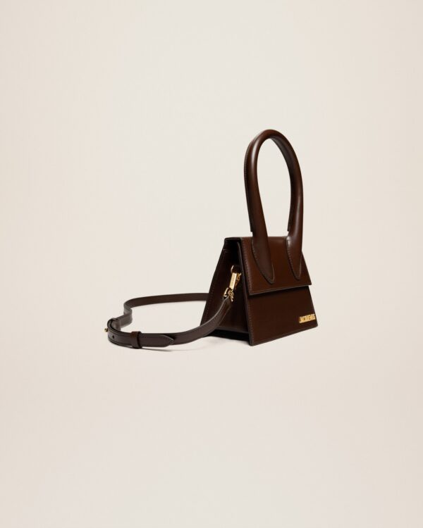 Jacquemus Le Chiquito moyen  Signature handbag.