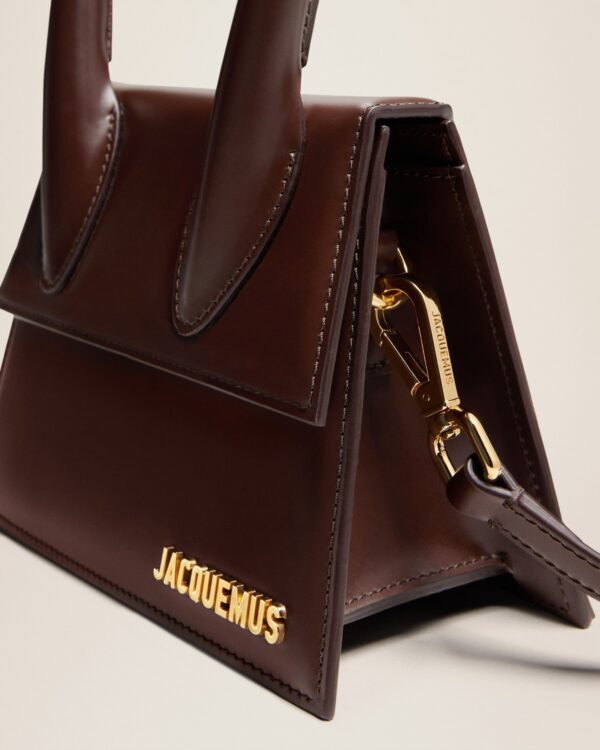 Jacquemus Le Chiquito moyen  Signature handbag.