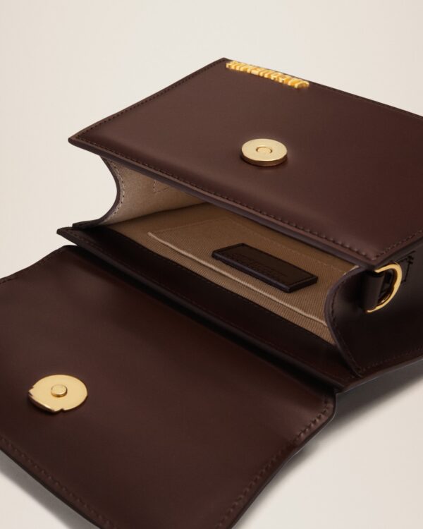 Jacquemus Le Chiquito moyen  Signature handbag.