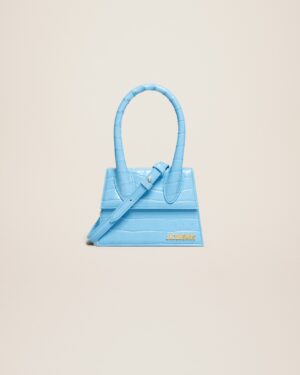 23E213BA002-3101-336_1_main.jpg Jacquemus Le Chiquito moyen Leather handbag.