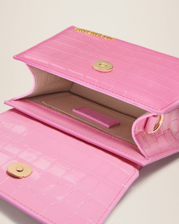 Jacquemus Le Chiquito moyen  Signature handbag.
