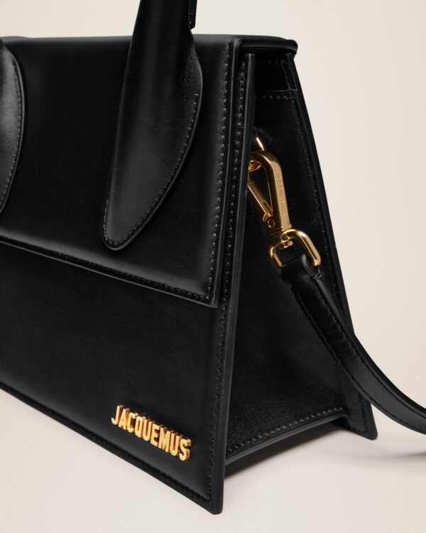 23E213BA003-3000-990_13.jpg Jacquemus Le grand Chiquito Large leather handbag.