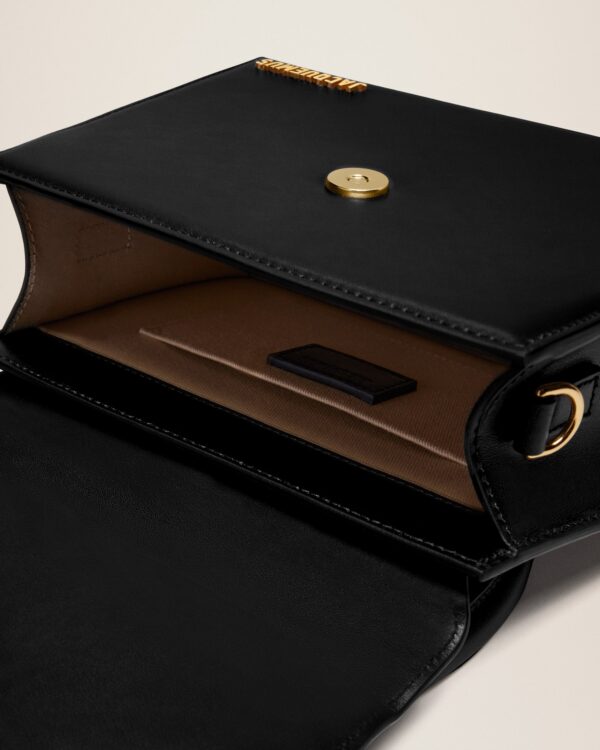 23E213BA003-3000-990_14.jpg Jacquemus Le grand Chiquito Large leather handbag.