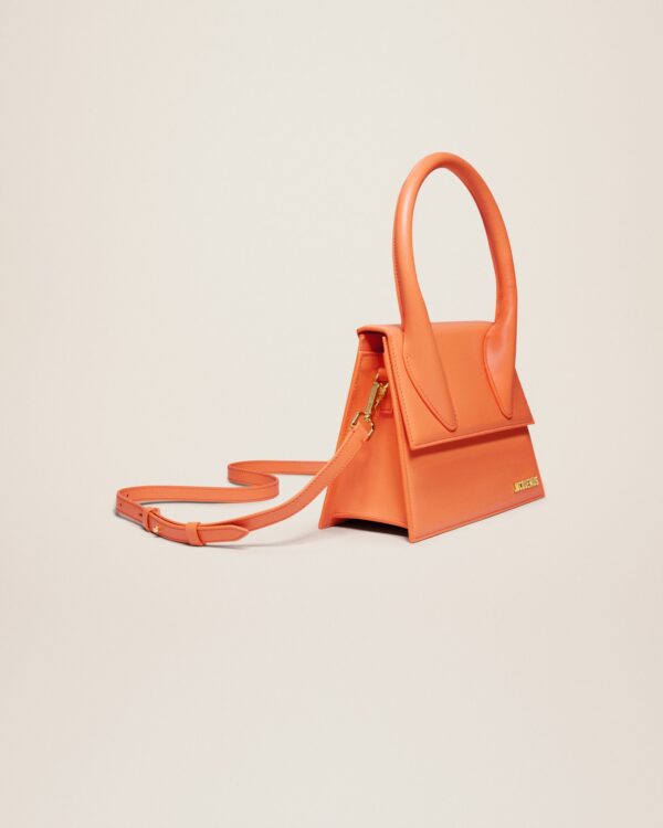 23E213BA003-3060-751_11.jpg Jacquemus Le grand Chiquito Large signature handbag.