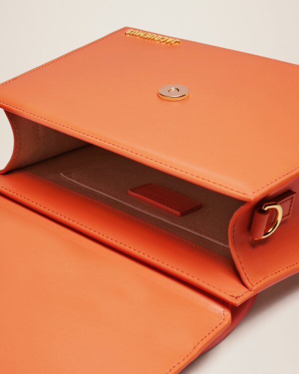 23E213BA003-3060-751_14.jpg Jacquemus Le grand Chiquito Large signature handbag.