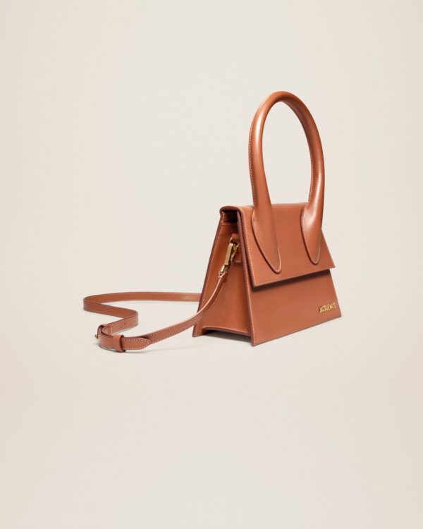 23E213BA003-3072-811_11.jpg Jacquemus Le grand Chiquito Large signature handbag.
