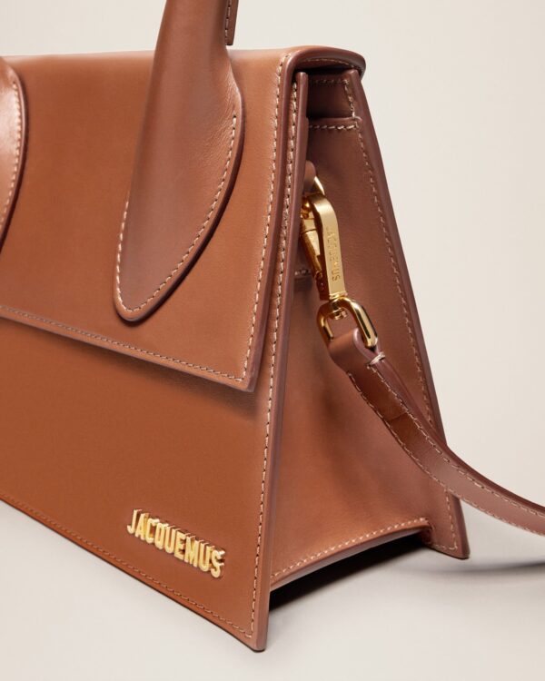23E213BA003-3072-811_13.jpg Jacquemus Le grand Chiquito Large signature handbag.