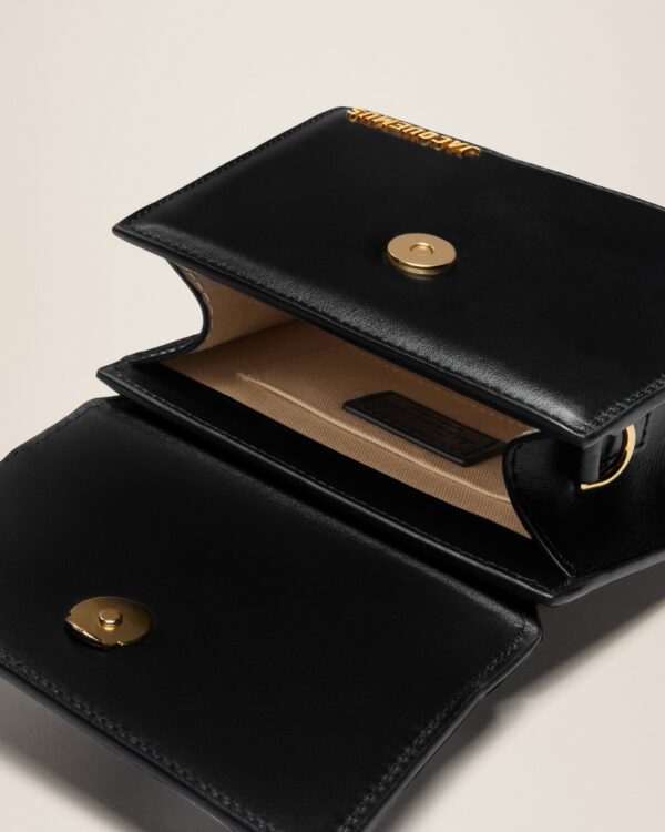 23E213BA005-3000-990_14.jpg Jacquemus Le Chiquito Noeud Coiled leather handbag.