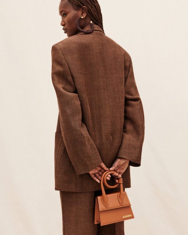 23E213BA005-3072-810_10-scaled-1.jpg Jacquemus Le Chiquito Noeud Coiled handbag.