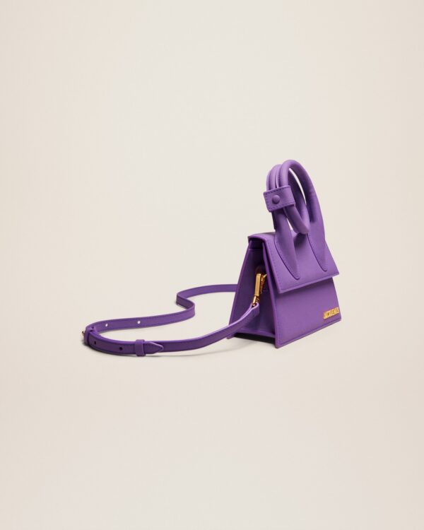 23E213BA005-3088-651_11_d81fe3b9-8dff-42d1-8a34-b21c0f60d1df.jpg Jacquemus Le Chiquito Noeud Coiled handbag.