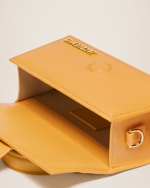 23E213BA006-3060-290_13.jpg Jacquemus Le Bambino Small flap bag.