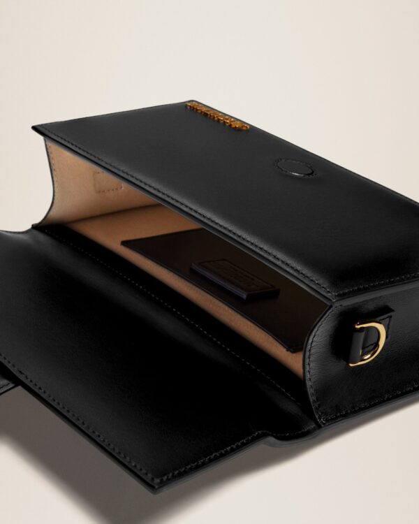 Jacquemus Le grand Bambino  Handbag with adjustable crossbody strap.