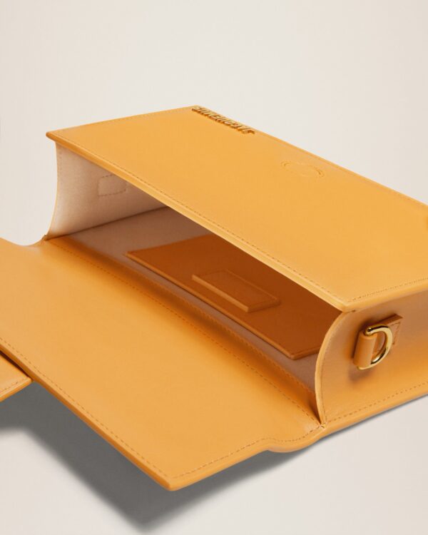 23E213BA007-3060-290_14.jpg Jacquemus Le grand Bambino Crossbody flap bag.