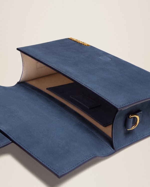 23E213BA007-3066-390_14.jpg Jacquemus Le grand Bambino Crossbody flap bag.