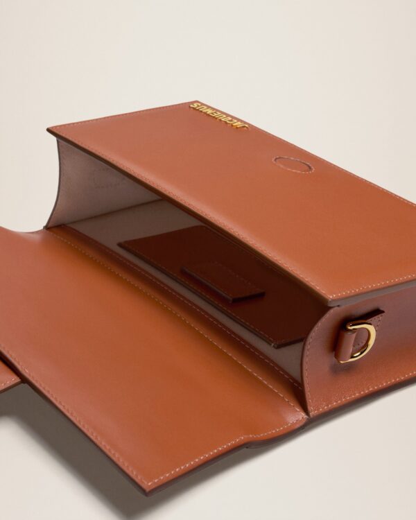 23E213BA007-3072-811_14.jpg Jacquemus Le grand Bambino Crossbody flap bag.