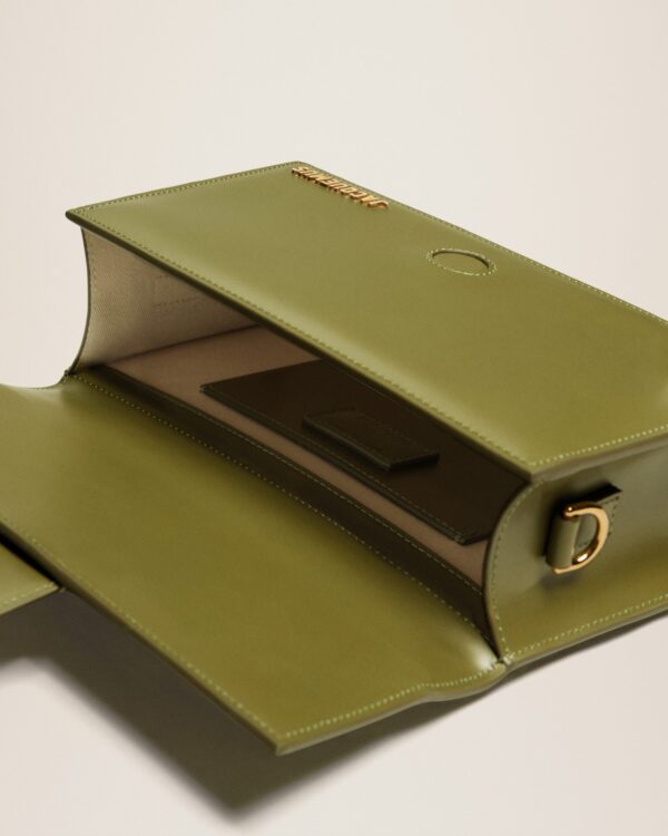 23E213BA007-3100-560_14.jpg Jacquemus Le grand Bambino Crossbody flap bag.