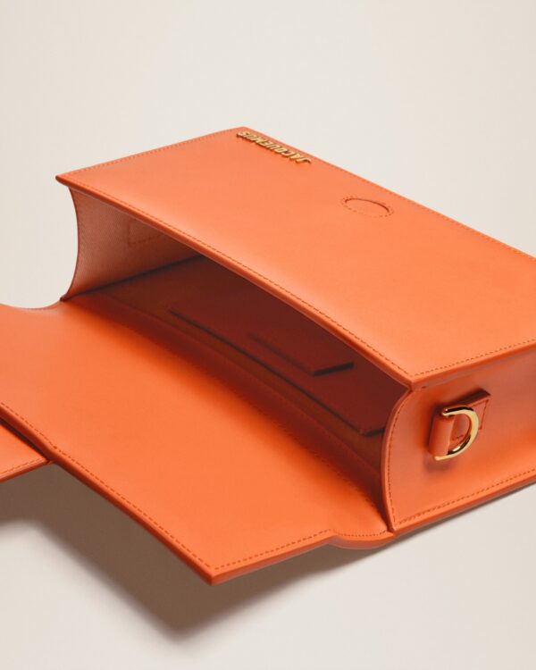23E213BA007-3100-752_14.jpg Jacquemus Le grand Bambino Crossbody flap bag.
