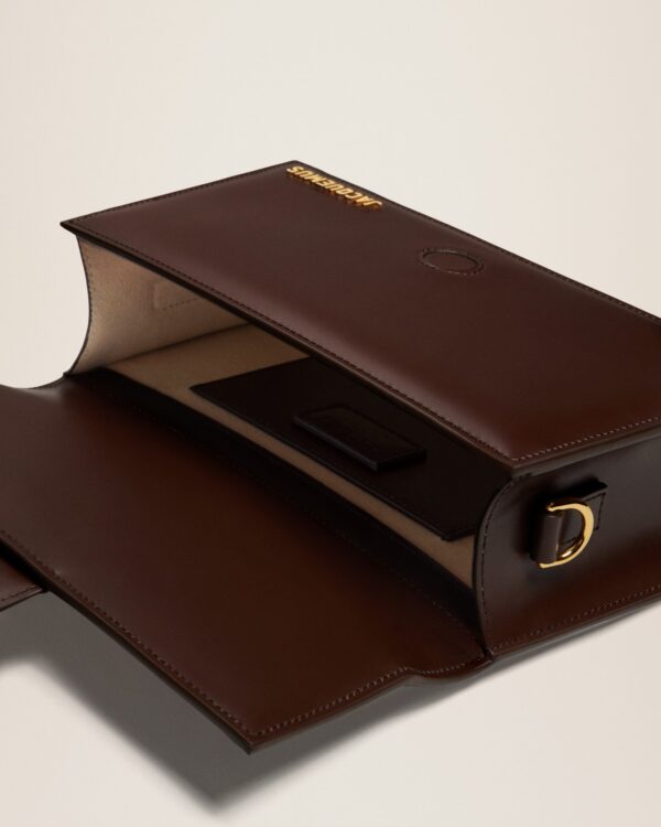23E213BA007-3100-851_14.jpg Jacquemus Le grand Bambino Crossbody flap bag.