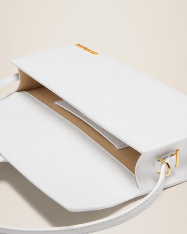 23E221BA013-3060-100_14.jpg Jacquemus Le Bambino long Long flap bag.