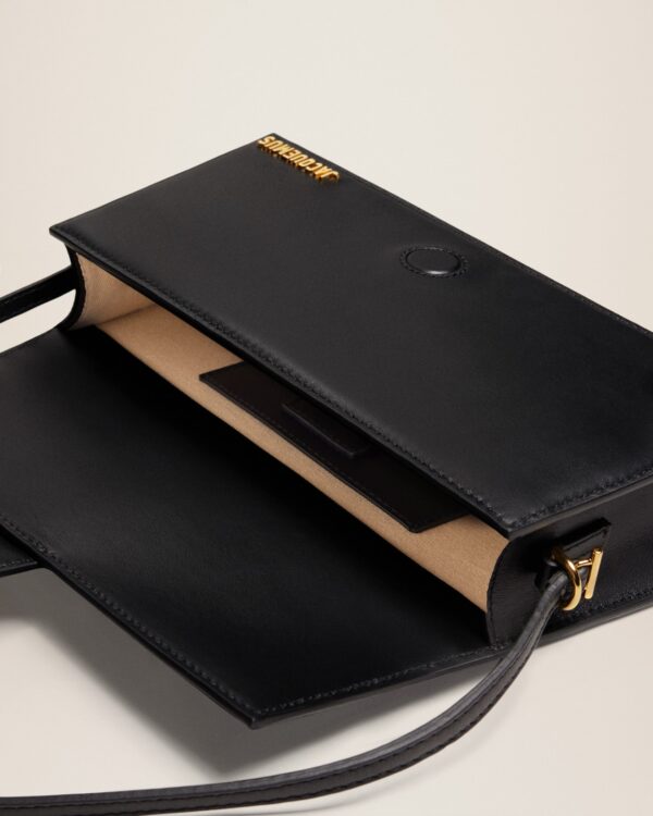 23E221BA013-3060-990_14.jpg Jacquemus Le Bambino long Long flap bag.